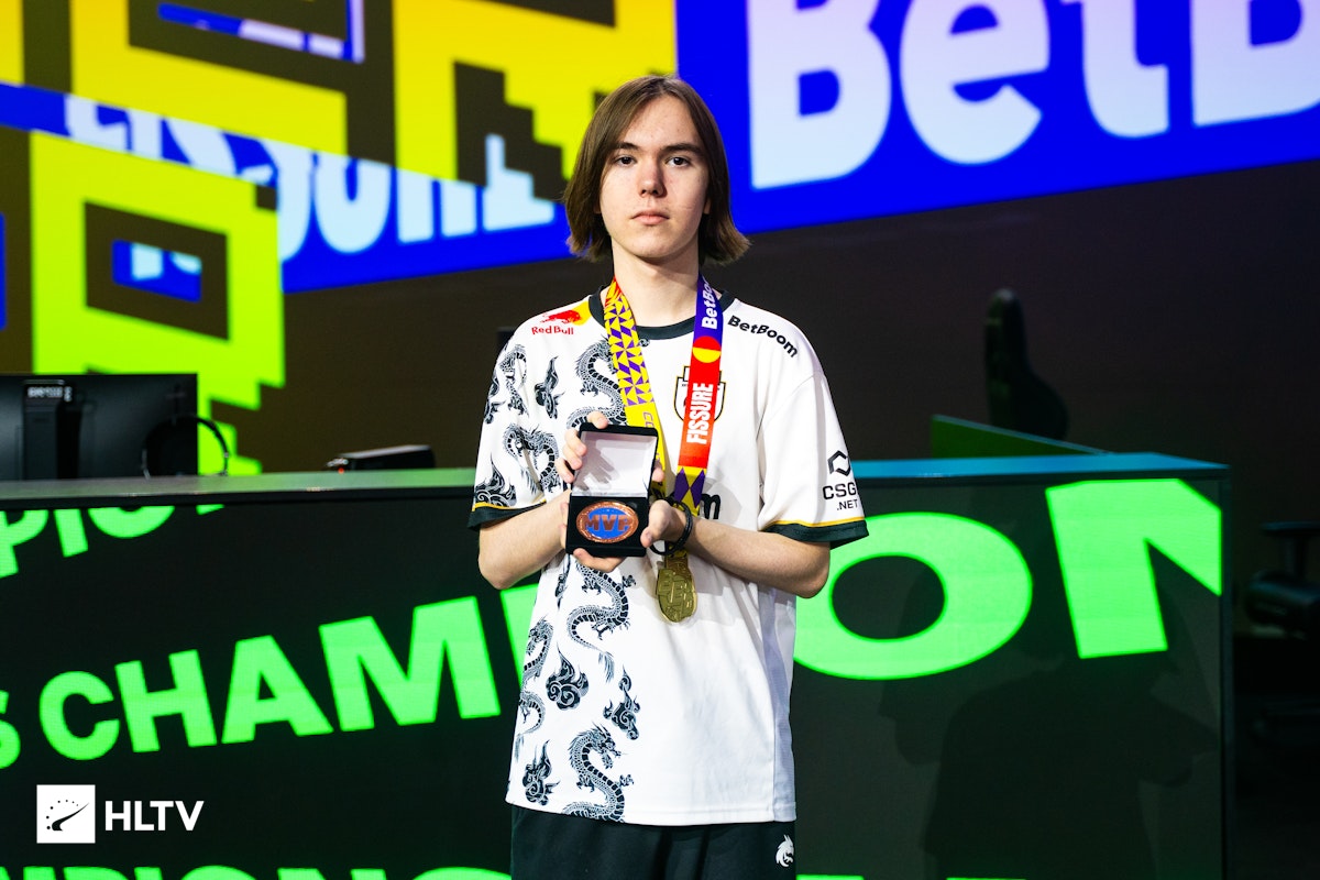 2025KPL夏季赛总决赛，重庆狼队时隔五年再夺联赛冠军，小胖FMVP